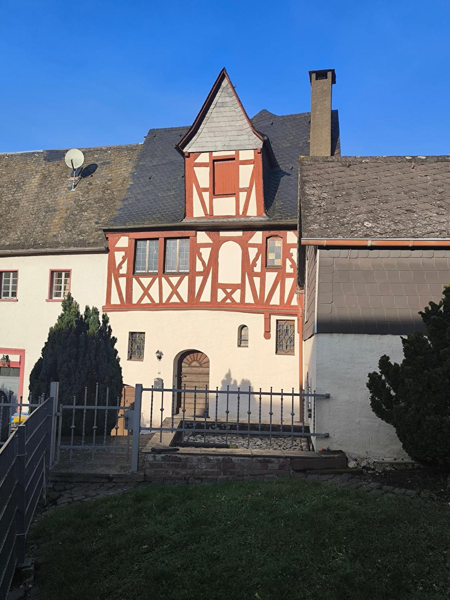 Apartamento Moselperle- Urlaub Im Historischen Fachwerkhaeuschen Bullay Exterior foto