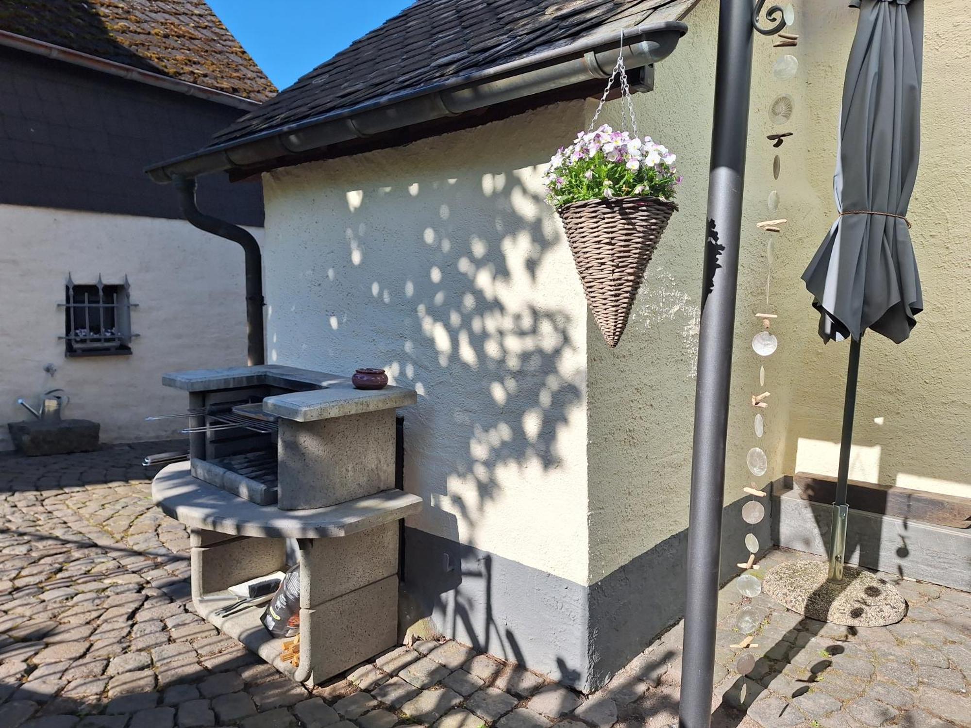 Apartamento Moselperle- Urlaub Im Historischen Fachwerkhaeuschen Bullay Exterior foto